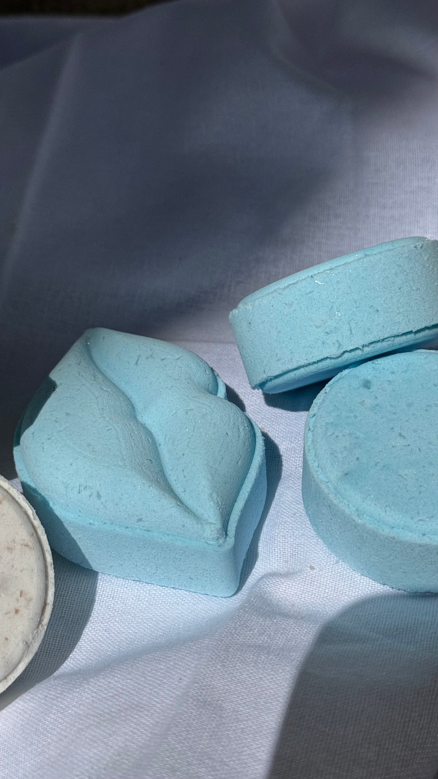 Bath bomb lips “Brilliant blue”